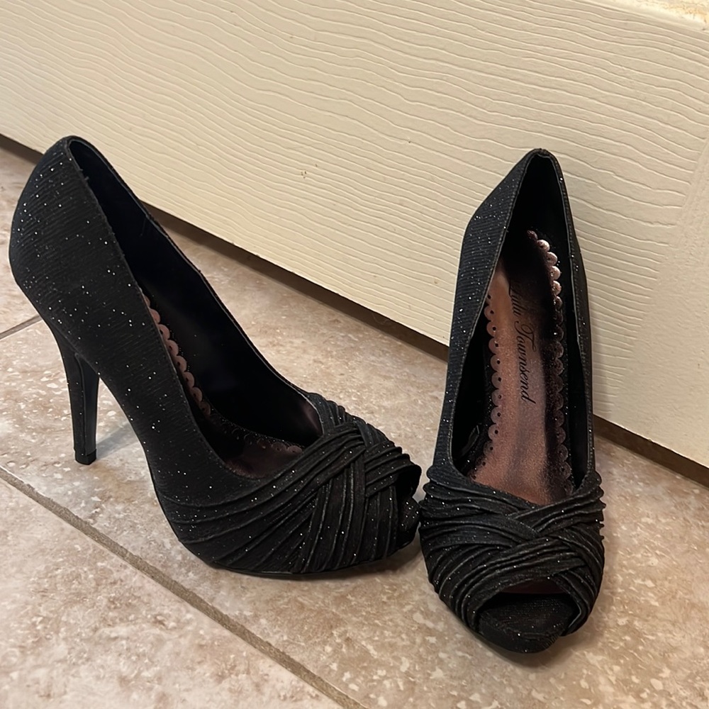 Women’s size 6 Lulu Townsend sparkly black pumps